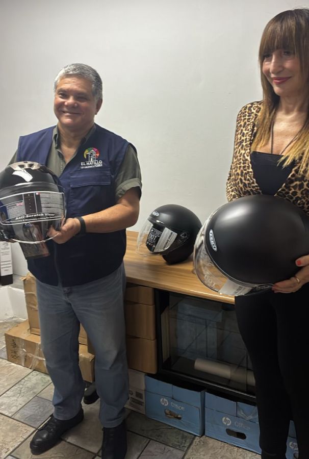 Xiomara Hoyos en acto de entrega de Cascos en la Alcaldía de Baruta