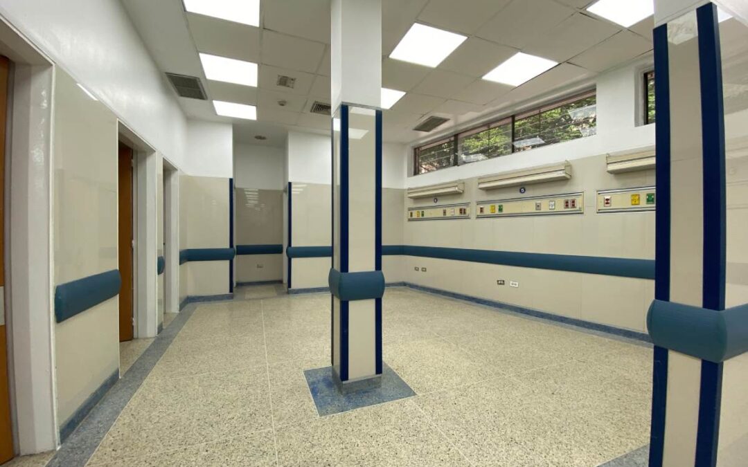 Buen Vecino de EK rehabilitó sala de trauma shock en el Pérez Carreño
